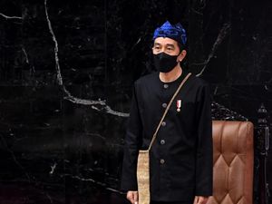 Presiden Jokowi dan Baju Adat Baduy Sederhana yang Dipakainya