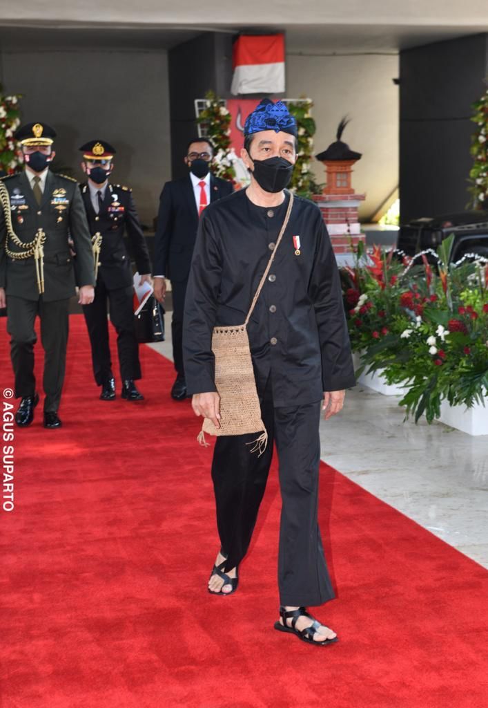 Presiden Jokowi Pakai Baju Adat Suku Baduy
