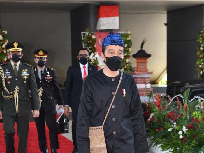 Presiden Jokowi Pakai Baju Adat Suku Baduy
