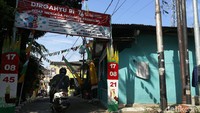 Gapura dengan desain HUT RI juga menghiasi pemukiman Cipinang Melayu, Jakarta.