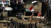 Permukiman padat di Bukit Duri tampak semarak dengan bendera merah putih yang dipasang warga.