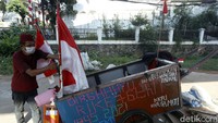 Gerobak pun juga dihiasi dengan bendera merah putih.