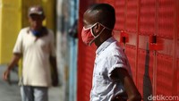 Salah satu warga menyambut HUT Kemerdekaan RI dengan memakai masker berwarna merah putih.