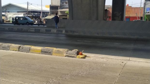 Pemprov DKI Jakarta sempat memasang rambu peringatan pembatas Jl Cilincing, Jakarta Utara. Rambu tersebut kini hilang.