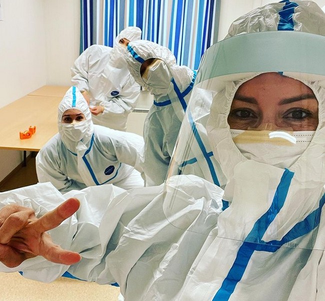 Aktivitas Rebecca lainnya adalah dia menjadi relawan Covid. Rebecca menjadi asisten medis bersertifikat untuk melakukan tes Covid. Foto: dok. Instagram/ @rebecca.loos