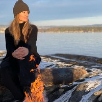 Setelah pengakuan tentang skandal perselingkuhan David Beckham dengan dirinya, Rebecca pun sempat populer di dunia hiburan. Dia mendapatkan banyak uang dari ceritanya itu. Dia pernah menjadi model di majalah pria dewasa hingga membintangi sejumlah acara reality TV. Dia pun sempat diminta oleh mantan humasnya untuk menjual video sensualnya bersama sang pesepakbola. Foto: dok. Instagram/ @rebecca.loos