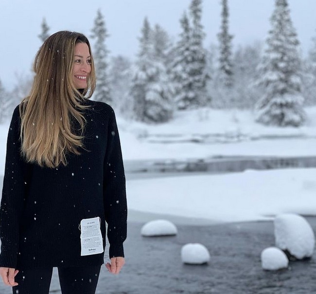 Hidup berkembang dan berubah, dan kamu hanya perlu mengikuti gelombang itu. Aku telah membuat banyak keputusan buruk, tetap aku kini berada di tempat yang indah, ucapnya bijak kepada majalah OK! beberapa waktu lalu. Foto: dok. Instagram/ @rebecca.loos