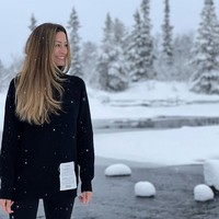 Hidup berkembang dan berubah, dan kamu hanya perlu mengikuti gelombang itu. Aku telah membuat banyak keputusan buruk, tetap aku kini berada di tempat yang indah, ucapnya bijak kepada majalah OK! beberapa waktu lalu. Foto: dok. Instagram/ @rebecca.loos