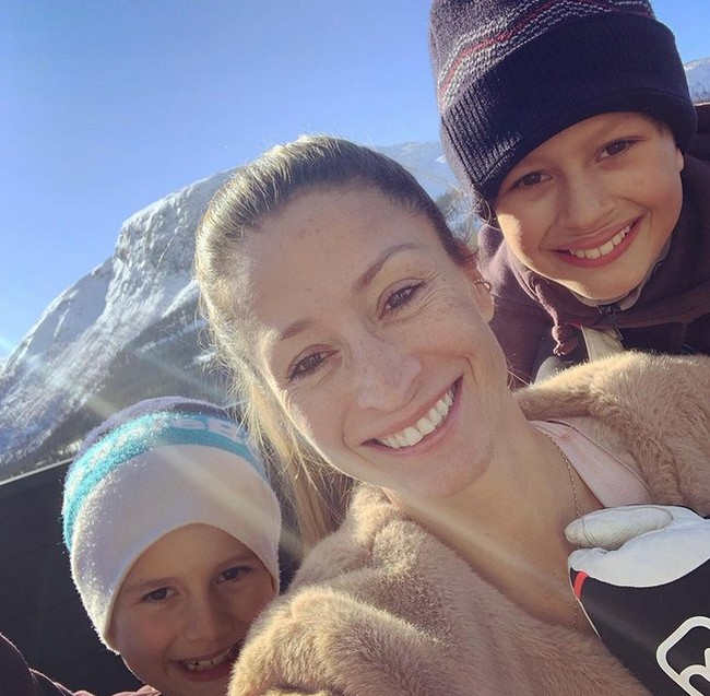 Kini Rebecca telah memiliki dua anak. Inilah potret keluarganya yang tampaknya telah membuatnya bahagia. Foto: dok. Instagram/ @rebecca.loos