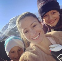 Kini Rebecca telah memiliki dua anak. Inilah potret keluarganya yang tampaknya telah membuatnya bahagia. Foto: dok. Instagram/ @rebecca.loos