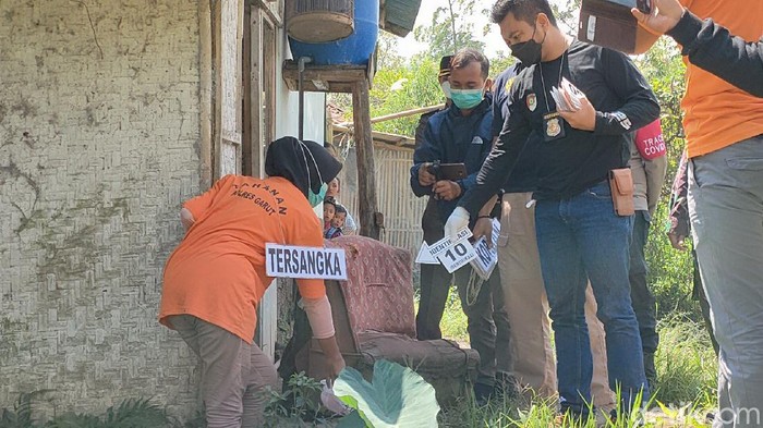 Rekonstruksi pembuangan bayi di Garut.