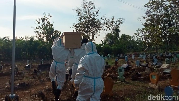 Relawan di Lamongan ini telah membantu pemulasaraan lebih dari 180 jenazah pasien COVID-19 selama pandemi. Seperti apa cerita lengkapnya?