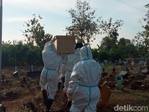 Kisah Relawan Pemulasaraan Jenazah Pasien COVID-19 di Lamongan