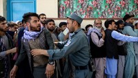 Ribuan polisi dan personel pasukan keamanan pemerintah tiba-tiba meninggalkan pos-pos mereka, menanggalkan seragam mereka dan senjata mereka. Paula Bronstein /Getty Images.