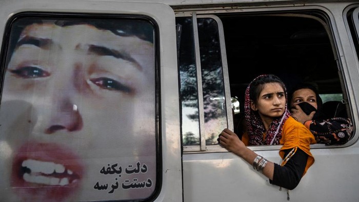 Rentetan Serangan Taliban hingga Kuasai Afghanistan Kelompok Taliban menyatakan perang telah berakhir usai para petempurnya mengambil alih Istana. Kolapsnya pemerintahan dengan cepat ini, memicu ketakutan dan kepanikan warga yang ada di Kabul.