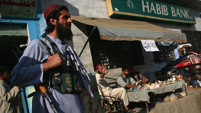 Rentetan Serangan Taliban hingga Kuasai Afghanistan Kelompok Taliban menyatakan perang telah berakhir usai para petempurnya mengambil alih Istana. Kolapsnya pemerintahan dengan cepat ini, memicu ketakutan dan kepanikan warga yang ada di Kabul.