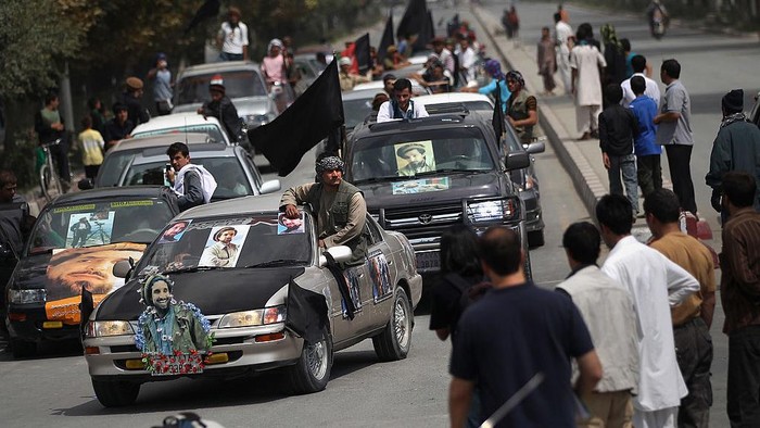 Kelompok Taliban menyatakan perang telah berakhir usai para petempurnya mengambil alih Istana. Kolapsnya pemerintahan dengan cepat ini, memicu ketakutan dan kepanikan warga yang ada di Kabul.