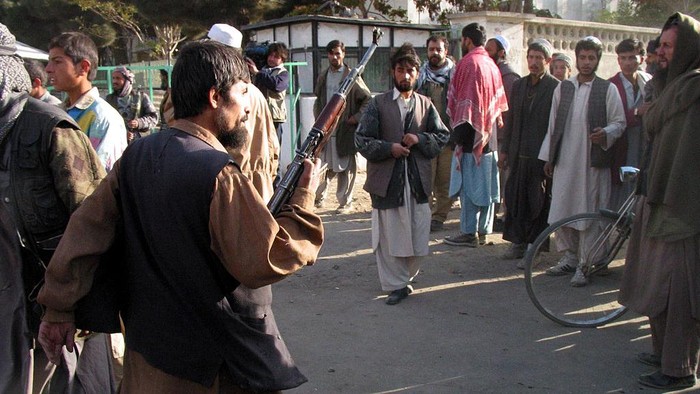 Kelompok Taliban menyatakan perang telah berakhir usai para petempurnya mengambil alih Istana. Kolapsnya pemerintahan dengan cepat ini, memicu ketakutan dan kepanikan warga yang ada di Kabul.