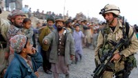 Militer AS melakukan invasi ke Afghanistan untuk menyingkirkan Taliban yang melindungi Osama bin Laden, pria yang disebut otak dari teror 911 di New York. Pool Photo/Getty Images.
