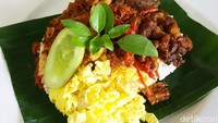 Di Jawa ada nasi langgi khas Jawa. Nasi putih dengan lauk-pauk yang jenisnya bisa sesuai selera. Orek tempe, telur dadar dan daging kelem. Resep lengkapnya bisa kamu lihat di sini. Foto: detikfood/odilia