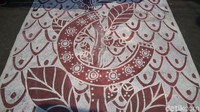 Dia mengatakan ada beberapa gambar bersejarah yang di lukis. Seperti kuda milik Sunan Kudus hingga motif batik khas Desa Janggalan. 