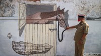Lukisan tiga dimensi terdiri dari gambar kuda yang konon memiliki filosofi desa setempat hingga gambar batik khas Janggalan. Tampak warga sekitar pun berbondong-bondong untuk berfoto di lukisan tersebut. 