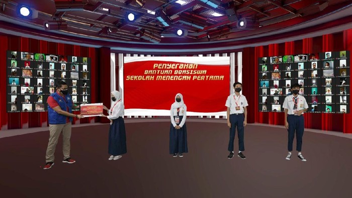 Menparekraf Sandiaga Uno memberikan 1.000 beasiswa kepada anak-anak para pedagang kecil. Pemberian beasiswa dilakukan secara virtual.