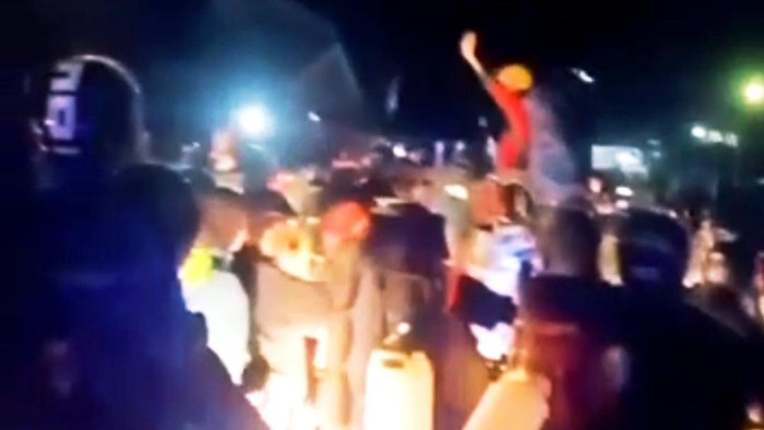Screenshot video viral ratusan pendaki terobos pos penyekatan ke Gunung Bawakaraeng (dok. Istimewa)