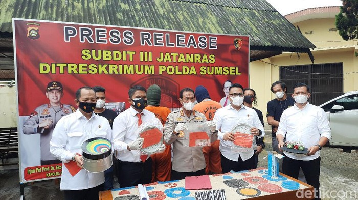 Seorang oknum anggota Polri ditangkap dalam sebuah penggerebekan. Ia diduga mengelola tempat perjudian sabung ayam di Ogan Komering Ilir (OKI), Sumel. (Prima S/detikcom)