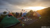 Musim panas merupakan waktu yang tepat untuk mendaki, sebab kontur trak tanah yang kering dan tidak hujan meminimalisir terjadinya badai saat camping.  