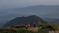 Sunrise di Gunung Kuta juga cukup indah, bagi pendaki yang kesiangan juga dapat berfoto-foto di area tenda.  