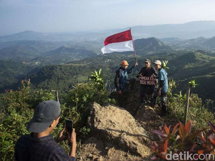 Serunya Mendaki Gunung Kuta yang Dekat Banget dari Jakarta