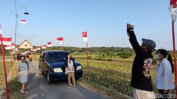 Suasana area persawahan yang dihiasi bendera merah putih di Dobangsan, Giripeni, Wates, Kulon Progo, Senin (16/8/2021).