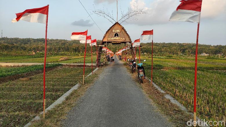 Suasana area persawahan yang dihiasi bendera merah putih di Dobangsan, Giripeni, Wates, Kulon Progo, Senin (16/8/2021).