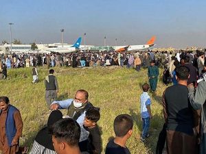 Pemandangan Bandara Kabul yang Disesaki Warga Afghanistan