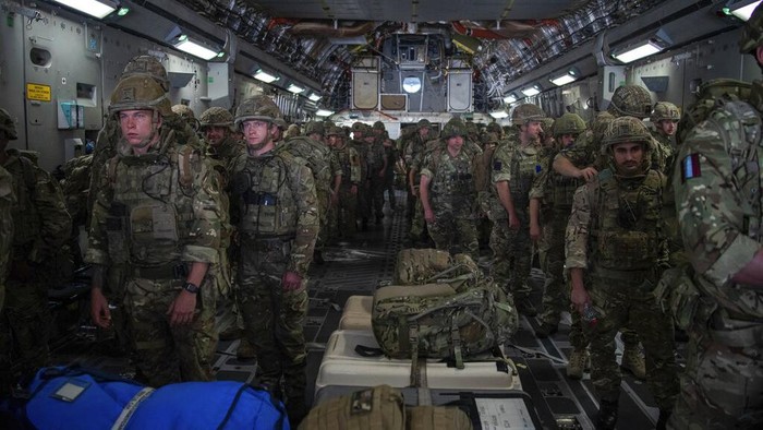 Terkepung Taliban, Inggris Kirim Pasukan Evakuasi Warganya di Afghanistan In this photo provided by the Ministry of Defence on Sunday, Aug. 15, 2021, members of the 16 Air Assault Brigade arrive in Kabul as part of a 600-strong UK-force sent to assist with Operation PITTING to rescue British nationals in Afghanistan amidst the worsening security situation there. (Leading Hand Ben Shread/Ministry of Defence via AP)
