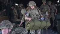 Otoritas Inggris mengirimkan pasukan untuk membantu mengevakuasi warga negara Inggris dan orang-orang yang berhak sebagai bagian dari Operasi PITTING. Leading Hand Ben Shread/Ministry of Defence via AP  