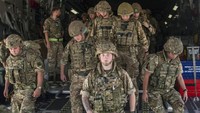 Evakuasi dilakukan di tengah memburuknya keamanan situasi di sana. Leading Hand Ben Shread/Ministry of Defence via AP  