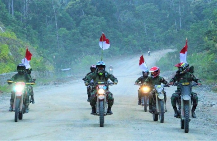 TNI AD touring naik motor trail di Papua