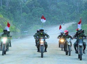 Sambut HUT RI, TNI AD Touring Naik Motor Trail di Papua
