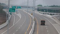 Tol Serang-Panimbang akan memberikan kemudahan dan efisiensi waktu perjalanan, misalnya saja dari Jakarta ke kawasan pariwisata Tanjung Lesung yang sebelumnya membutuhkan waktu tempuh hingga 4-5 jam menjadi sekitar 2-3 jam dengan kecepatan rata-rata 100 km/jam, sehingga mendukung pengembangan ekonomi Wilayah Banten Tengah dan Banten Selatan dengan Banten Utara. ANTARA FOTO/Muhammad Bagus Khoirunas  