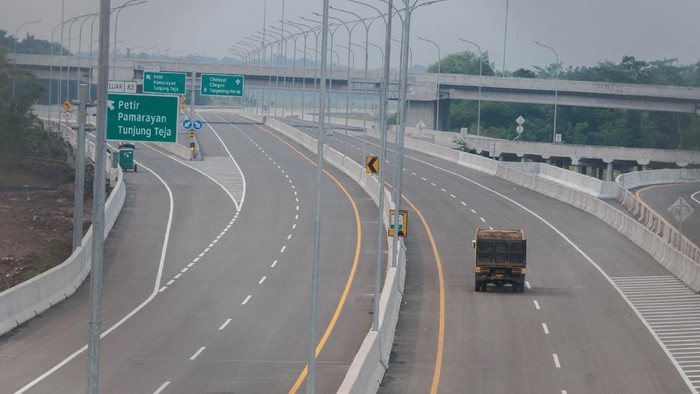 Kendaraan truk melintas di Tol Serang-Rangkasbitung di Kabupaten Lebak, Banten, Senin (2/8/2021). Badan Pengatur Jalan Tol (BPJT) mencatat progres tol Serang-Panimbang seksi I sudah mencapai 98 persen dan sedang dilakukan proses uji laik fungsional (ULF). ANTARA FOTO/Muhammad Bagus Khoirunas/foc.
