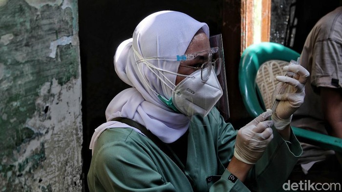 Vaksin Door to Door Bernuansa HUT RI di Jakut Vaksin door to door gencar dilakukan sebagai langkah percepatan vaksinasi. Jelang HUT RI, aktivitas ini kental dengan nuansa kemerdekaan.