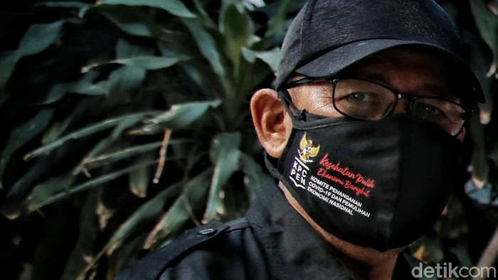 Vaksin door to door gencar dilakukan sebagai langkah percepatan vaksinasi. Jelang HUT RI, aktivitas ini kental dengan nuansa kemerdekaan.