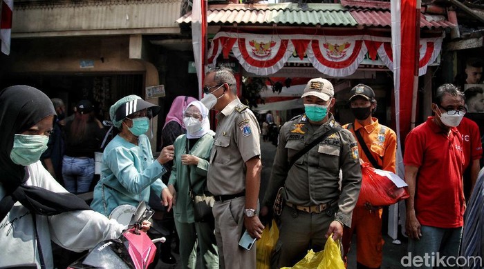 Vaksin Door to Door Bernuansa HUT RI di Jakut Vaksin door to door gencar dilakukan sebagai langkah percepatan vaksinasi. Jelang HUT RI, aktivitas ini kental dengan nuansa kemerdekaan.