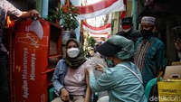 Selain itu vaksin door to door ini menyasar ke warga kategori lansia, umum dan lumpuh.