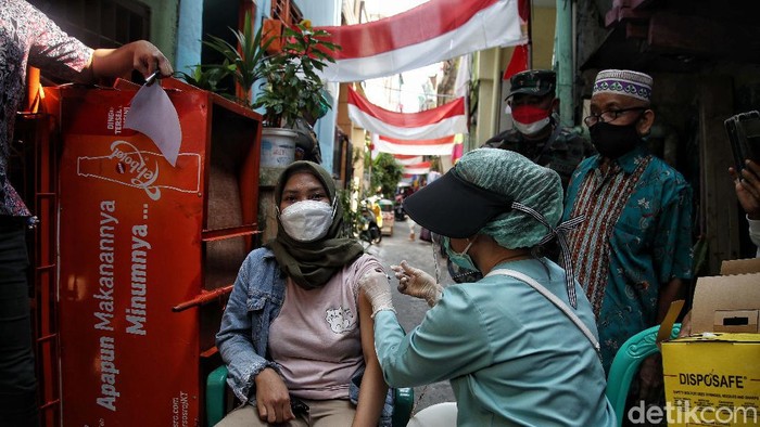Vaksin Door to Door Bernuansa HUT RI di Jakut Vaksin door to door gencar dilakukan sebagai langkah percepatan vaksinasi. Jelang HUT RI, aktivitas ini kental dengan nuansa kemerdekaan.