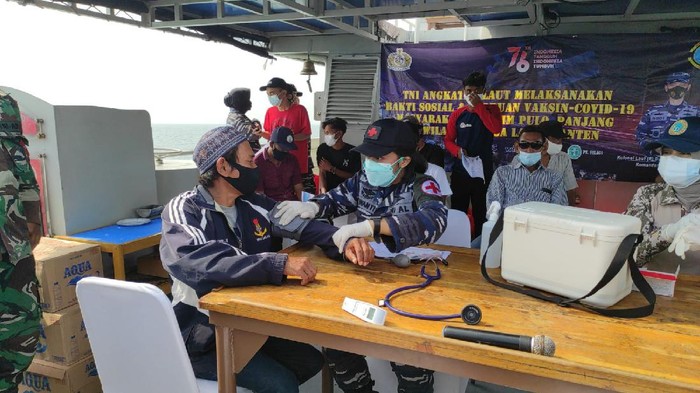 Vaksinasi di atas kapal perang TNI AL