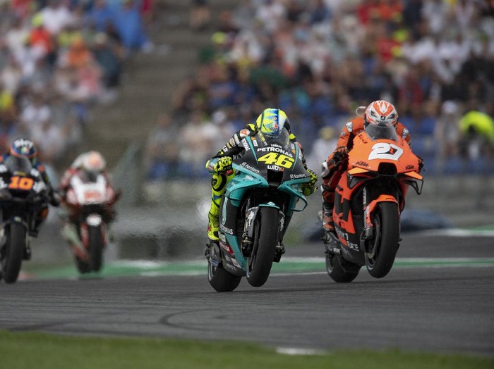 SPIELBERG, AUSTRIA - AUGUST 15: Iker Lequona of Spain and Red Bull KTM Factory Racing
 leads Valentino Rossi of Italy and Petronas Yamaha SRT  during the MotoGP race during the MotoGP of Austria - Race at Red Bull Ring on August 15, 2021 in Spielberg, Austria. (Photo by Mirco Lazzari gp/Getty Images)