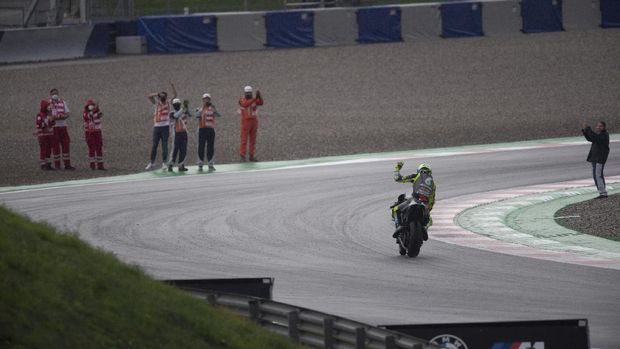 SPIELBERG, AUSTRIA - AUGUST 15: Iker Lequona of Spain and Red Bull KTM Factory Racing leads Valentino Rossi of Italy and Petronas Yamaha SRT  during the MotoGP race during the MotoGP of Austria - Race at Red Bull Ring on August 15, 2021 in Spielberg, Austria. (Photo by Mirco Lazzari gp/Getty Images)